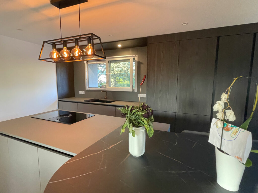 Cuisine laqué brillante avec plan de travail en céramique