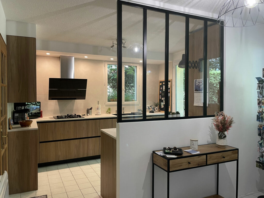 Cuisine équipée mélaminé et plan de travail granit avec verrière donnant sur le salon