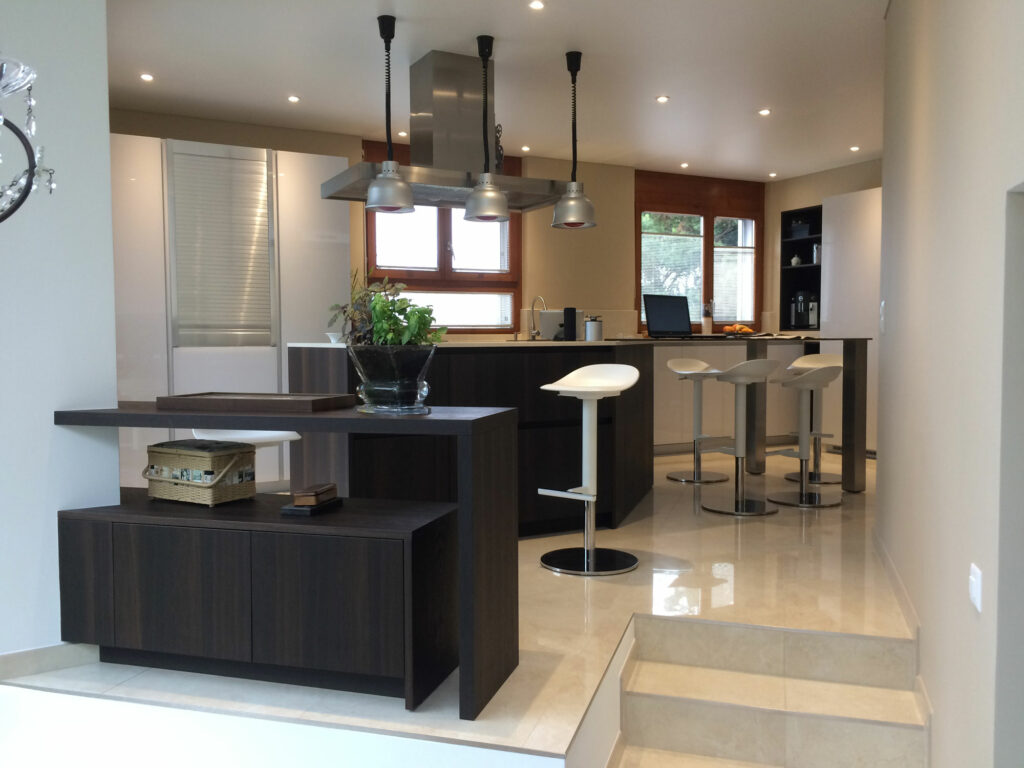 Cuisine sur mesure laqué brillante avec plan de travail en quartz