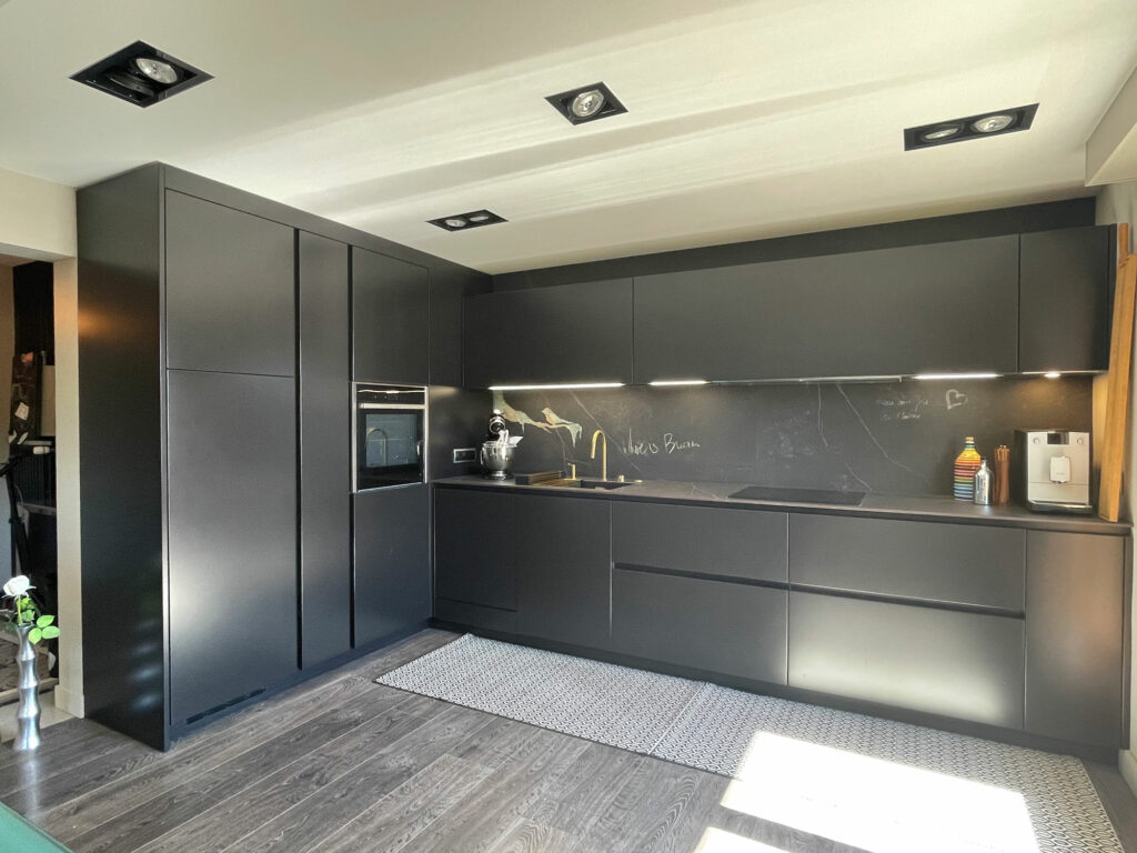 Cuisine laqué noir avec plan de travail en granit