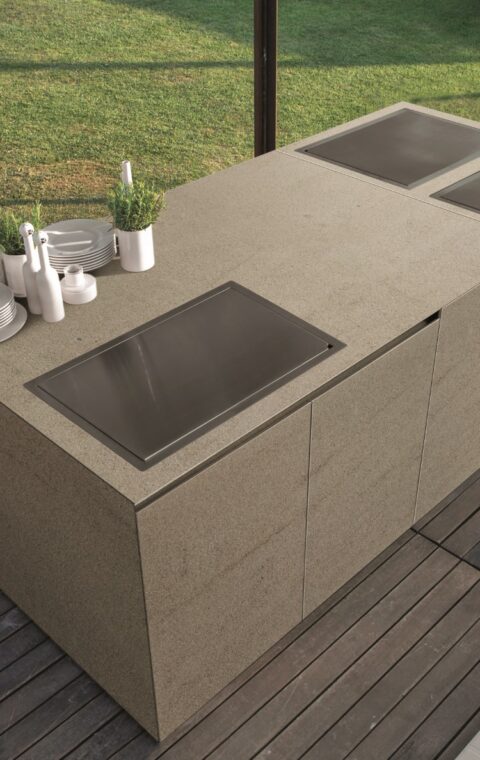 Plan de travail d'une cuisine sur mesure moderne et haut de gamme avec vue sur l'extérieur