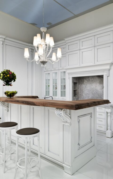 Cuisine italienne design avec plan de travail en bois